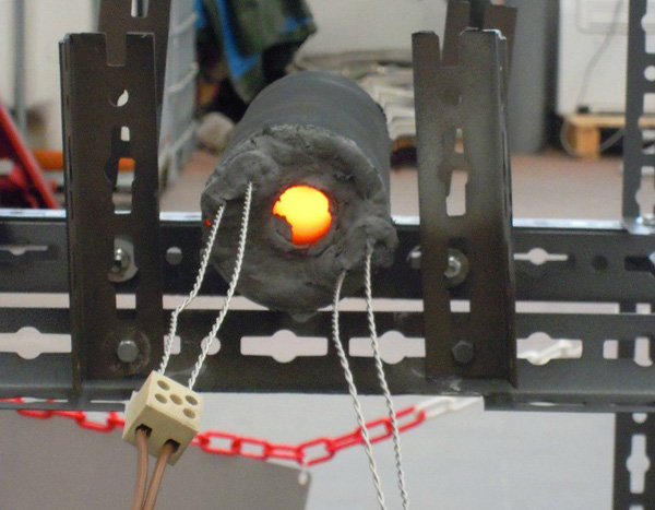 rossi-lenr-hot-cat Andrea Rossi’s latest Hot Cat test achieved steady 1050 Celsius (1922 F) output for 328 hours. Tests like these are forcing mainline science and energy journals to cover the latest cold fusion developments.